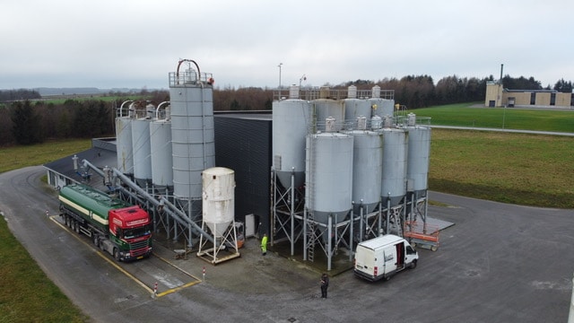 Det var på en fabrik hvor de havde en problem der var en utæthed i en skikker væg i en silo enlig en stor problem.