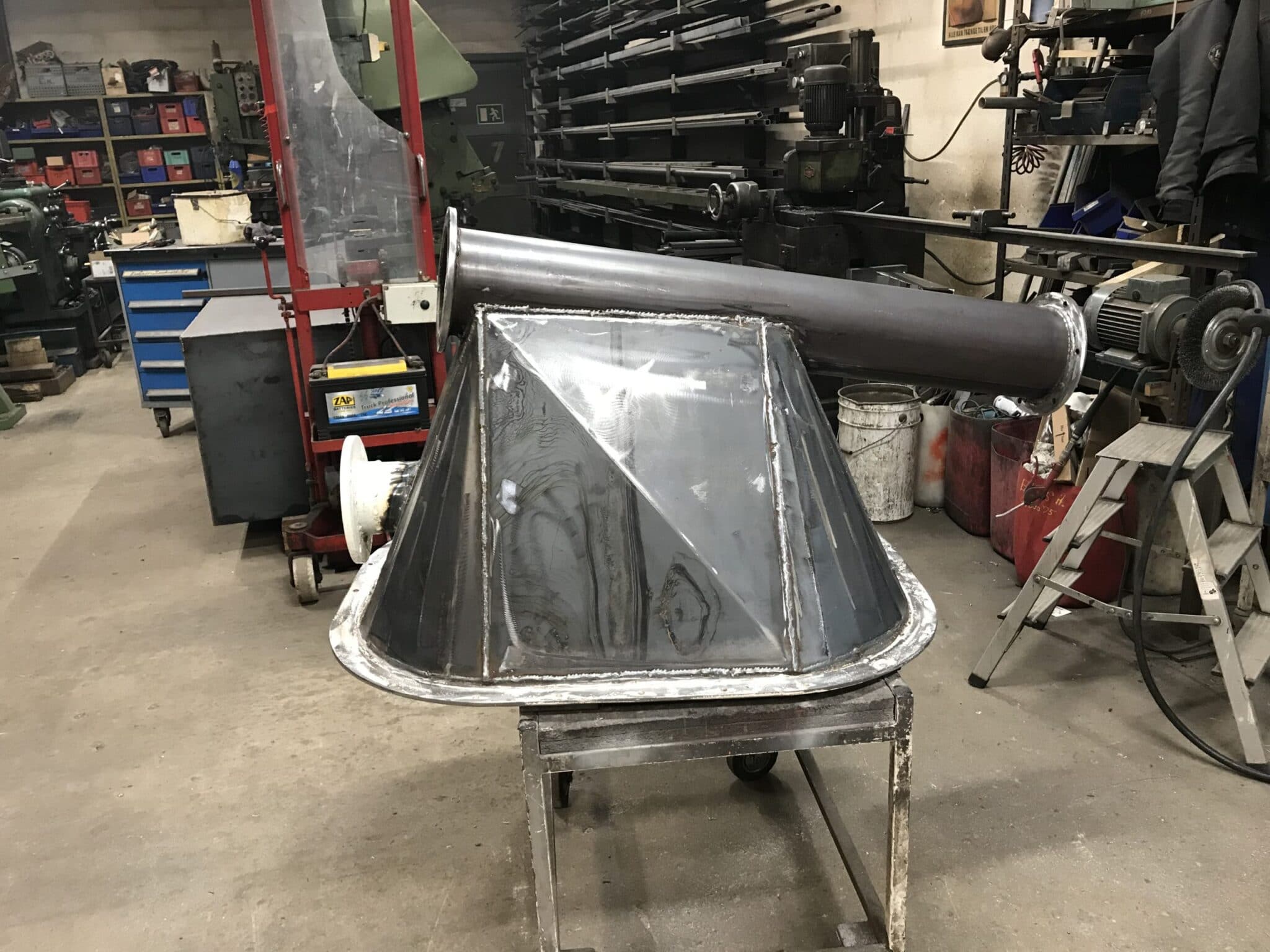 Vi udfører alle mulig opgaver inden for smede-verden. Både sort jern, aluminium og rustfri.